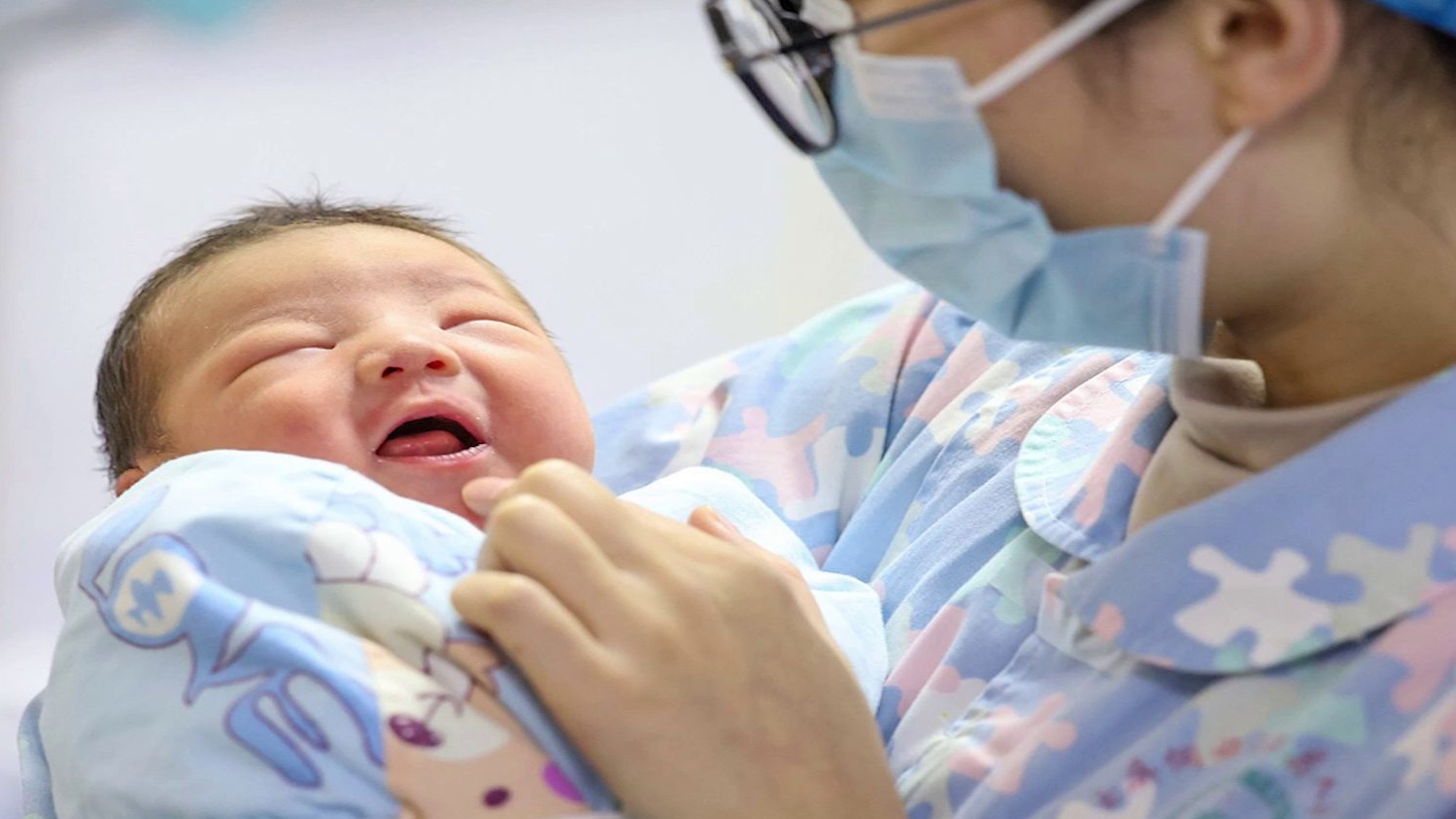 China offers parents US$1 500 to boost births